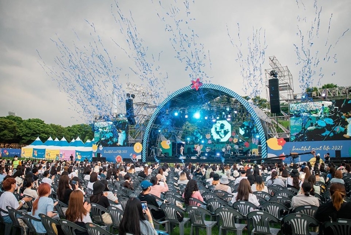 올해 6월 말 서울 올림픽공원 88잔디마당과 케이스포돔에서 열린 '뷰티풀 민트 라이프 2021' 공연 모습. 철저한 방역과 꼼꼼한 준비로 야외 페스티벌을 성공적으로 마쳤다는 평을 들었다. 민트페이퍼 공식 페이스북