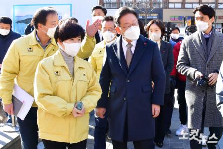 이재명 더불어민주당 대선후보가 25일 서울 강남구 선릉로에 위치한 