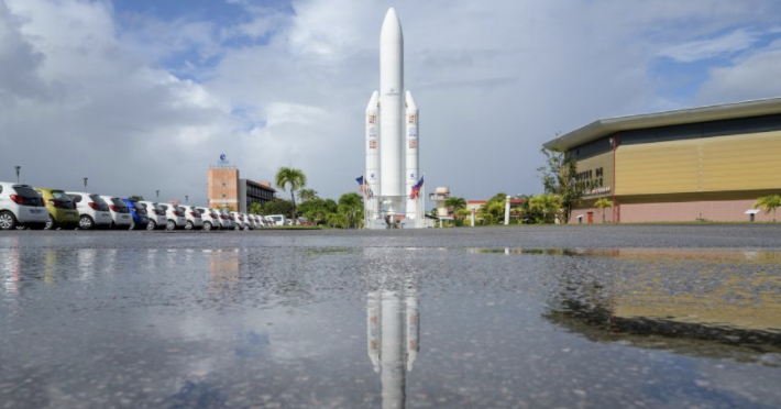 Arianespace의 Ariane 5 로켓 모형이 2021년 12월 21일 화요일 프랑스령 기아나 쿠루에 있는 기아나 우주 센터 입구에 세워져 있다. 우리 태양계 내부에서 초기 우주에서 가장 멀리 관측 가능한 은하에 이르기까지 우주 역사의 모든 단계를 연구할 예정이다. NASA홈피 캡쳐