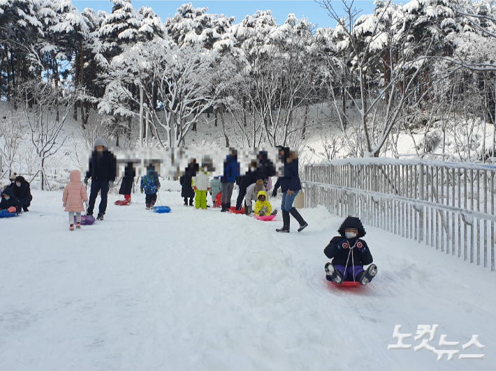 25일 동해안 지역에 폭설이 쏟아진 가운데 강릉의 한 아파트 내에서 눈썰매를 타고 있는 아이들의 모습. 전영래 기자