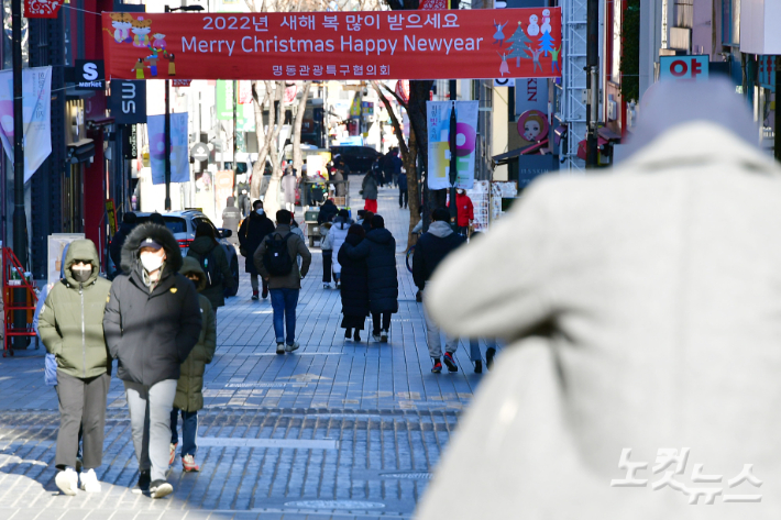 25일 성탄절 한파가 덮친 서울 명동의 거리가 코로나19 재확산 여파 등으로 한산한 모습을 보이고 있다. 윤창원 기자