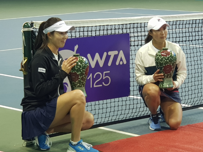 여자프로테니스(WTA) 투어 시리즈 하나은행 코리아오픈 여자 복식 우승을 차지한 최지희(왼쪽)-한나래. NH농협은행 