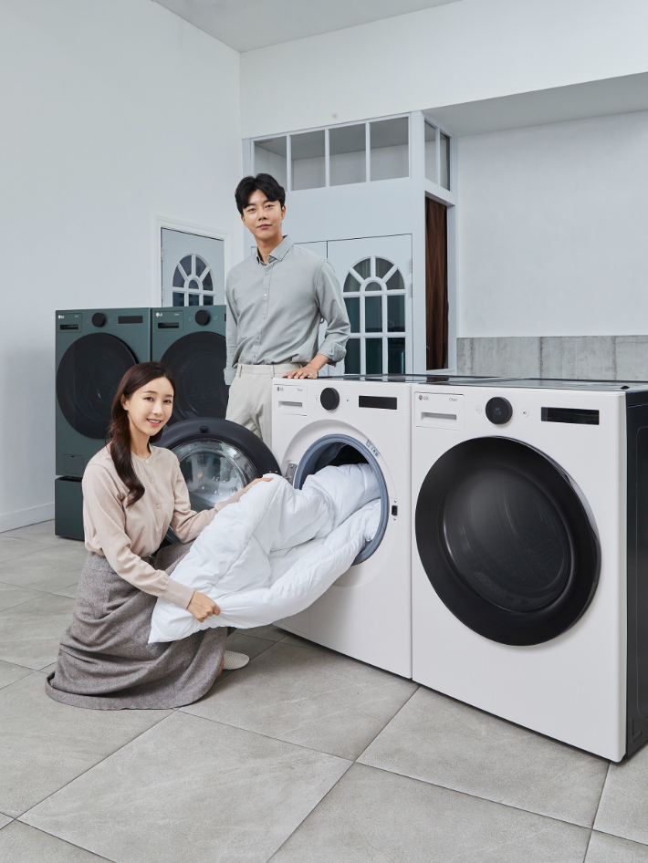 LG전자가 오브제컬렉션 디자인과 인공지능 기술을 적용한 차세대 트롬 세탁기·건조기·워시타워를 30일 출시하며 또 한번 세탁건조기술의 혁신을 이끈다. 모델들이 LG 트롬 세탁기(사진 왼쪽)와 건조기를 소개하고 있다. LG전자 제공