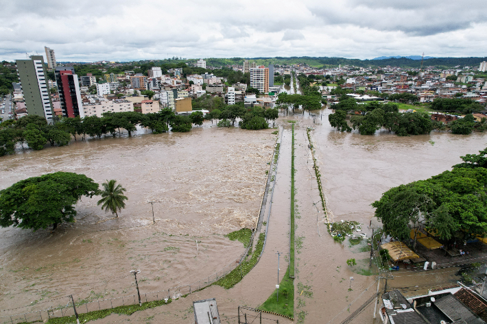 26일(현지 시간) 홍수로 물에 잠겨버린 브라질 카초이라 강 유역의 도시 이타부나. 연합뉴스