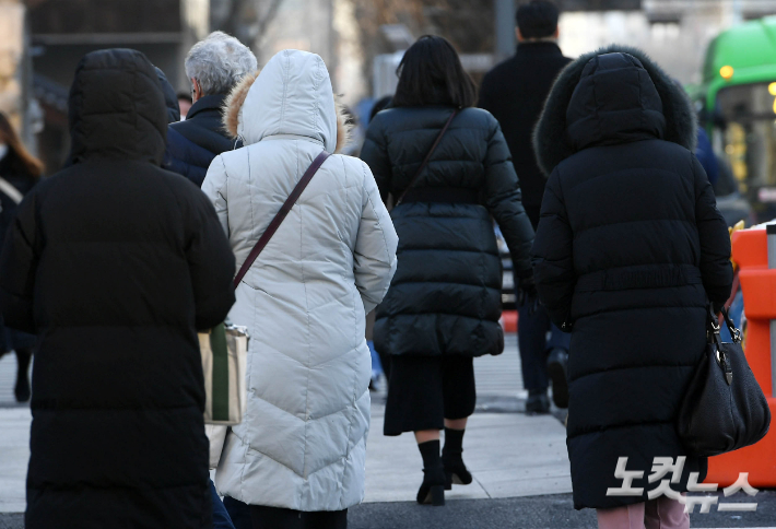 서울 광화문 사거리에서 두꺼운 옷을 입은 시민들이 출근길 발걸음을 재촉하고 있다. 이한형 기자