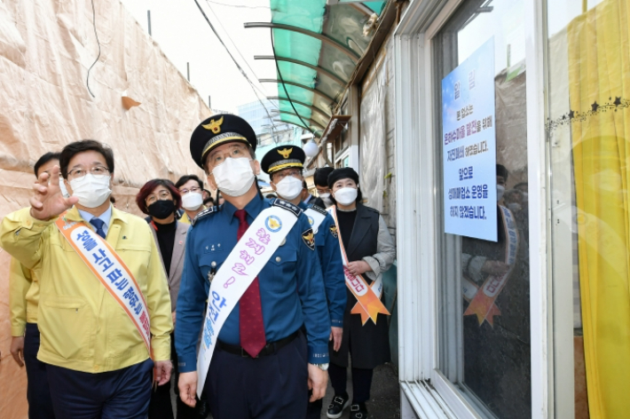 염태영 경기도 수원시장과 김원준 전 경기남부경찰청장이 지난 4월 20일 수원역 성매매집결지를 합동 점검하고 있는 모습. 수원시청 제공