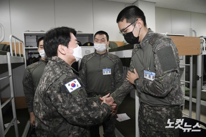 신병교육대대 방문한 안철수 국민의당 대선후보