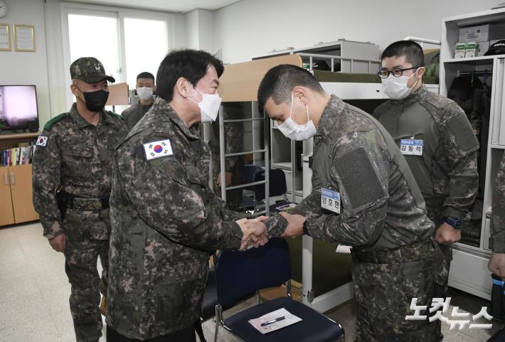 신병교육생 격려하는 안철수