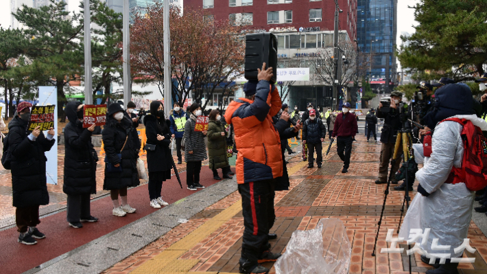 코로나19 백신 청소년 접종관련 학생, 학부모 간담회가 지난 15일 서울 성동구 고산자로 성동광진교육지원청에서 열린 가운데 백신 반대 학부모단체가 간담회장 밖에서 학생 백신 접종을 반대하는 집회를 하고 있다. 박종민 기자