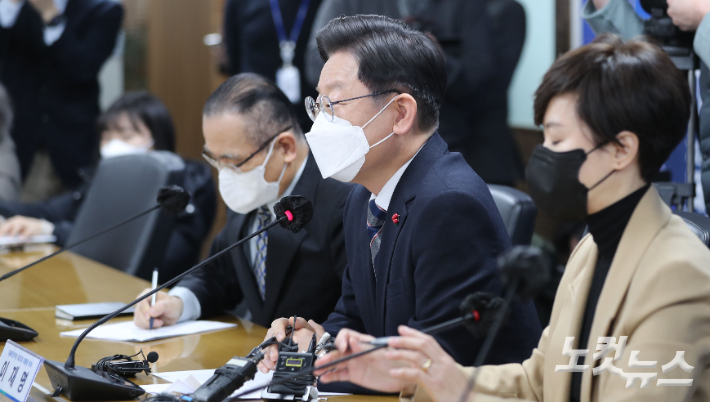 이재명 더불어민주당 대선후보가 27일 서울 여의도 당사에서 아이보시 고이치 주한일본대사를 접견한 가운데 모두발언을 하고 있다. 윤창원 기자