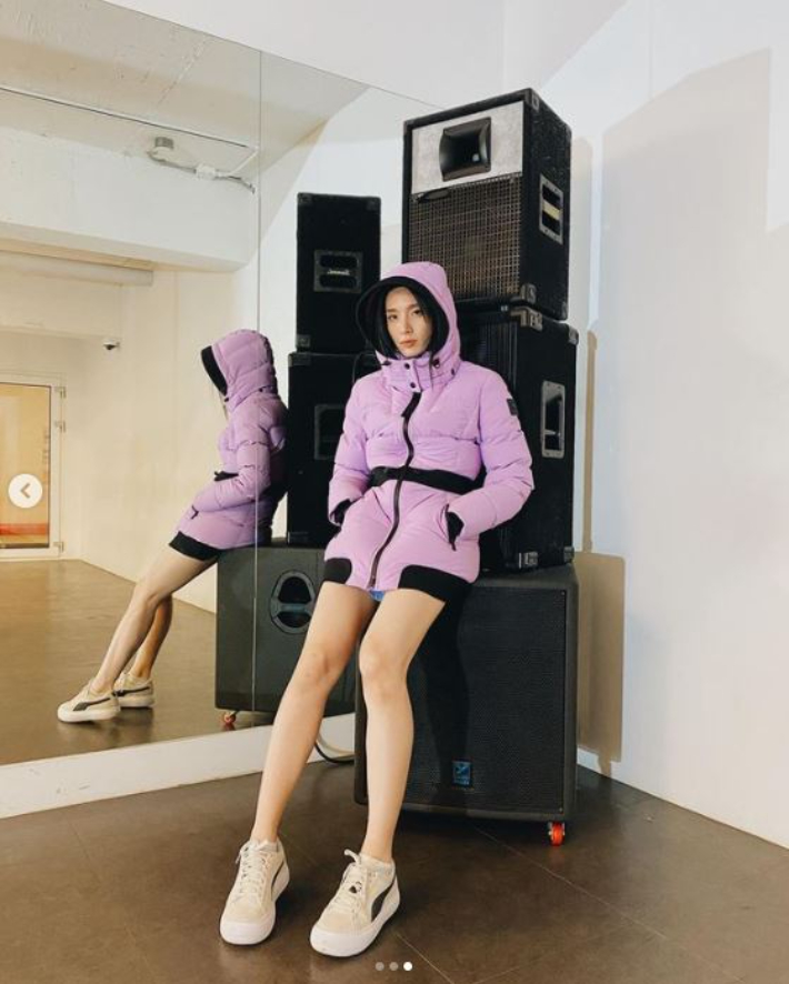 푸마 마유를 신고 포즈를 취하는 모니카. 모니카 인스타그램 캡처 