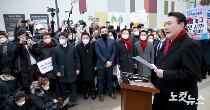 윤석열 국민의힘 대선후보가 27일 오후 경기도 성남시 대장동 개발현장을 찾아 이재명 더불어민주당 대선후보 등에 대한 특검 수사를 촉구하는 기자회견을 하고 있다.