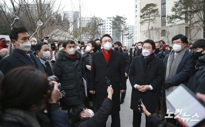 윤석열 국민의힘 대선후보가 27일 오후 경기도 성남시 대장동 개발현장을 찾아 발언하고 있다.