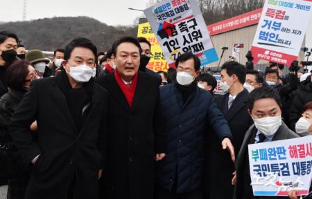 윤석열 국민의힘 대선 후보는 27일 오후 경기 성남 대장동 현장을 방문해 더불어민주당 이재명 대선 후보 등에 대한 특검 수사를 촉구하는 기자회견을 가졌다. 기자회견 후 아파트단지를 원희룡 전 지사와 걸어가고 있다.