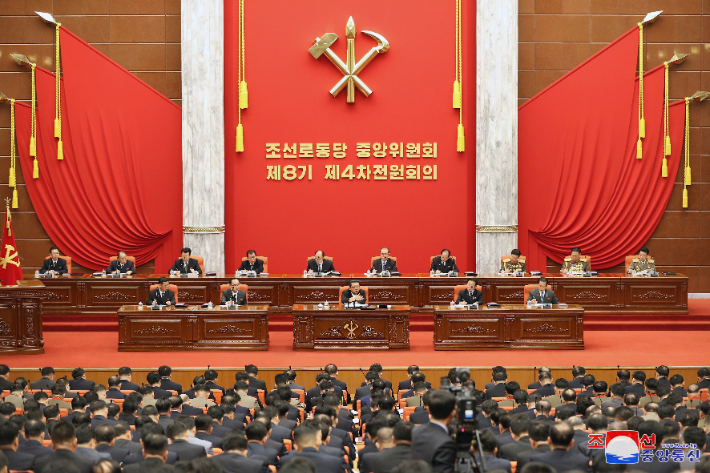 북한 노동당 중앙위원회 제8기 제4차 전원회의가 지난 27일 개막했다고 조선중앙통신이 28일 밝혔다. 연합뉴스