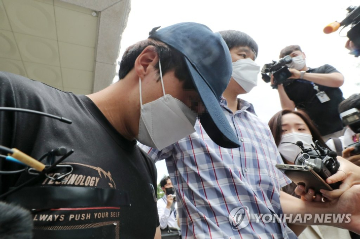 양모씨가 지난 7월 14일 대전지법에서 구속 전 피의자 심문(영장실질심사)을 받기 위해 대전 서구 둔산경찰서를 나오고 있다. 연합뉴스