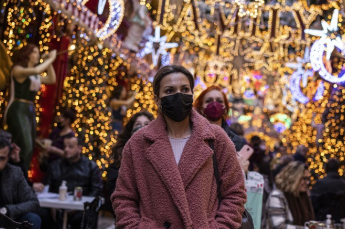 마스크를 쓴 채 거리를 걷는 그리스 아테네 시민. 연합뉴스
