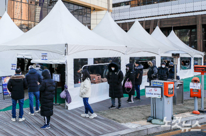 서울 송파구보건소에 마련된 코로나19 선별검사소를 찾은 시민들이 검사를 받기 위해 줄을 서 있다. 박종민 기자