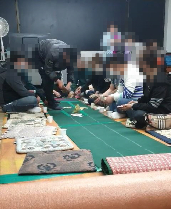 부산지역 폭력조직 일당이 일명 '아도사끼' 도박을 벌이는 모습. 부산경찰청 제공