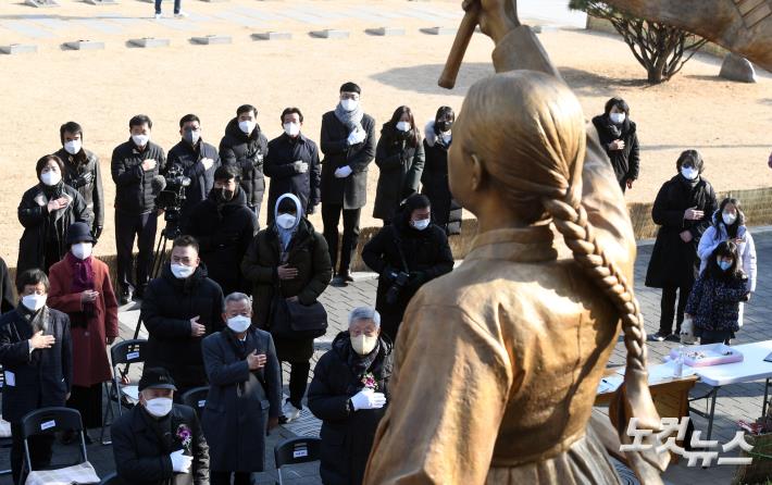 국기에 대한 경례하는 유관순 동상 제막식 참석자