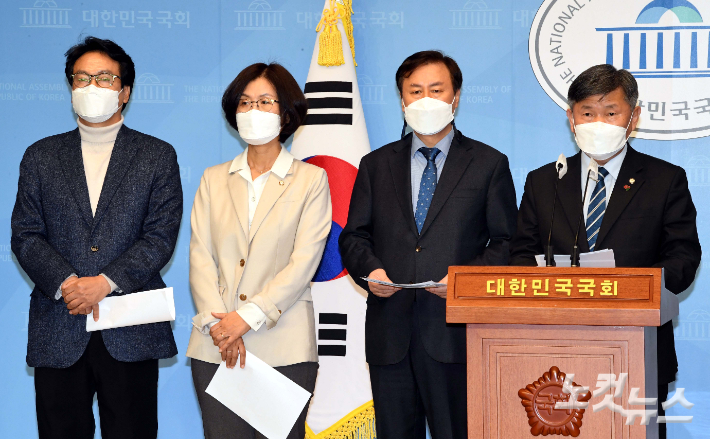 더불어민주당 안민석, 도종환, 권인숙, 서동용 의원은 15일 국회 소통관에서 국민의힘 윤석열 대선후보 부인 김건희 씨의 허위 이력서 와 수상 경력에 대한 거짓 해명에 대한 반박 기자회견을 하고 있다. 윤창원 기자