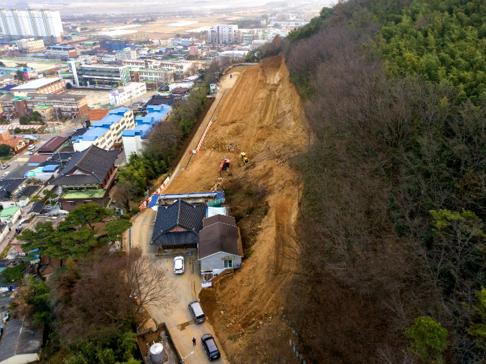 전남 구례군이 산지 허가 및 실시계획 인가를 받지 않고 국궁장을 확장한다며 구례 주요 산인 봉성산을 파헤쳐 폭우 시 산사태 우려가 제기돼 주민과 환경단체가 원상복구를 군청에 촉구하고 나섰다. 국립공원을 지키는 시민의 모임 지리산 사람들 제공