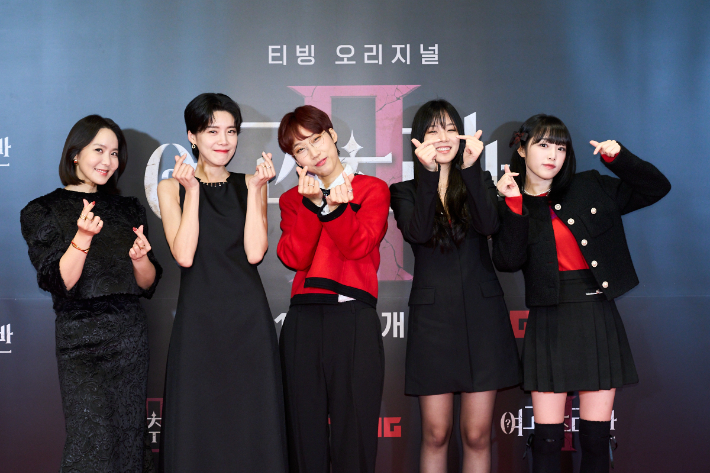 왼쪽부터 박지윤, 장도연, 재재, 비비, 최예나. 티빙 제공