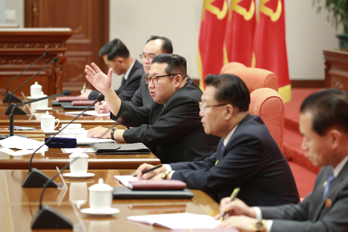 사회 보는 김정은 북한 국무위원장. 뉴스원 제공