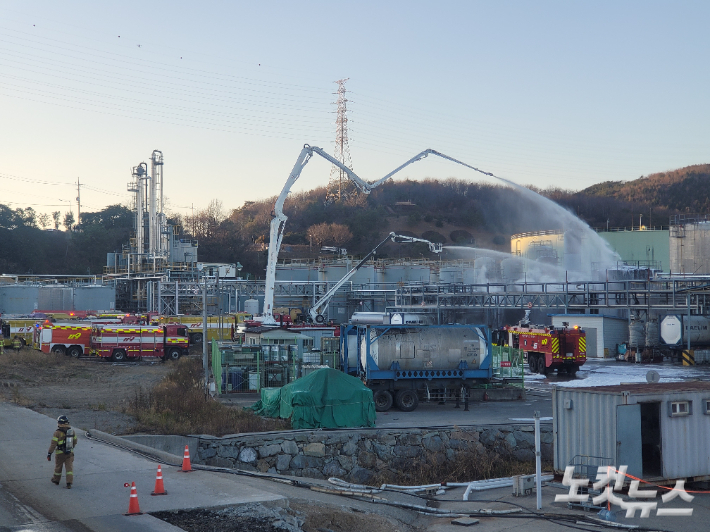 지난 13일 여수산단 이일산업에서 화재가 발생해 소방 당국이 진화작업을 벌였다. 유대용 기자