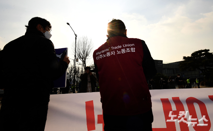 이주노동자 기숙사 산재사망사건 대책위원회가 지난해 12월 청와대 분수대 앞에서 '비닐하우스는 집이 아니다! 이주여성노동자 비닐하우스숙소 산재사망 진상규명 및 철저한 대책마련 촉구 기자회견'을 연 모습. 황진환 기자