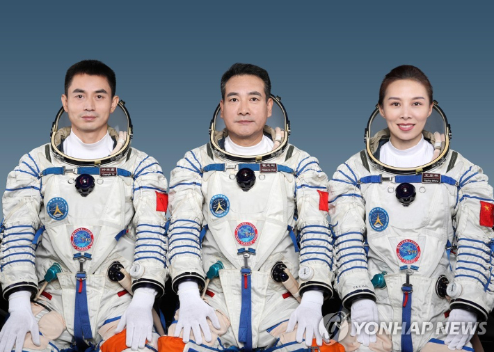 선저우 13호에 탑승한 우주비행사 3명. 맨 오른쪽이 왕야핑. 중국의 두 번째 여성 우주인이자 톈궁 우주정거장의 핵심 모듈인 톈허(天和)에서 임무를 수행하는 첫 번째 중국의 여성 우주인으로 등록된다. 연합뉴스