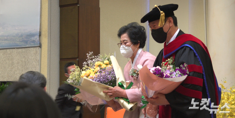 김경윤 총장 부부가 교수, 직원, 가족 대표 등에게 꽃다발을 받고 있다. 한세민
