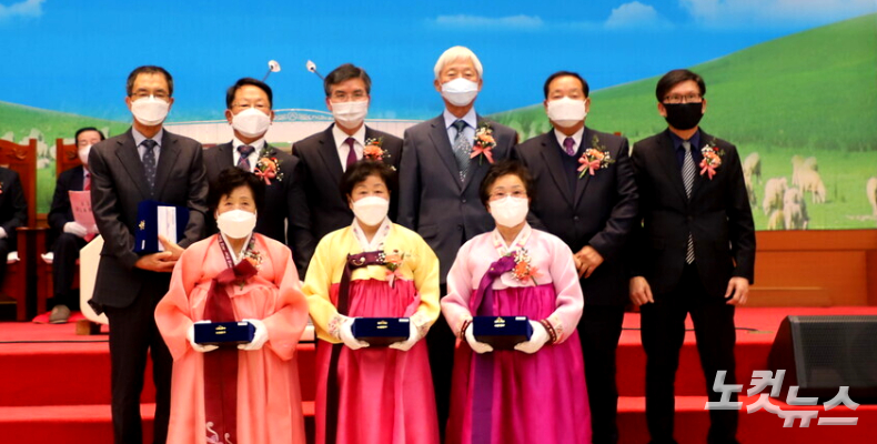 이 극 원로장로, 강기산 장로, 이기재 조광현 정송태 안수집사, 민후덕 송현숙 김원자 권사가 김정렬 담임목사와 함께 기념 촬영하고 있다. 한세민  