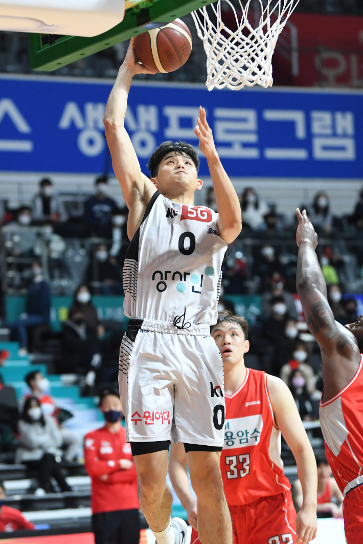 오리온 이승현을 뒤에 두고 골밑슛을 시도하는 kt 신인 하윤기. KBL 제공