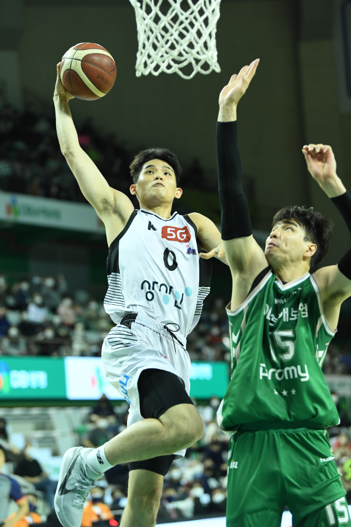 DB 김종규를 상대로 덩크를 시도하는 kt 신인 하윤기. KBL 제공