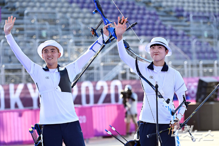 양궁 혼성 단체전에서 금메달을 획득한 김제덕과 안산. 올림픽사진공동취재단