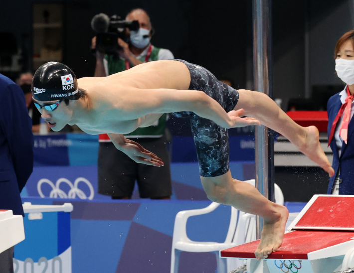 수영 국가대표 황선우가 경영 남자 자유형 100m 결승전에 출전해 힘차게 출발하고 있다. 올림픽사진공동취재단