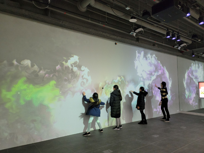 10m 규모의 실감미디어 라운지 이용모습. 서초구 제공 