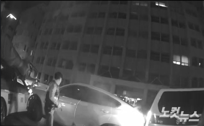 경찰이 울산 남구 울산시청 별관주차장에서 음주운전 의심신고 차량 타이어에 실탄을 쏘고 제압을 하고 있는 모습. 울산남부경찰서 제공 영상 캡처. 