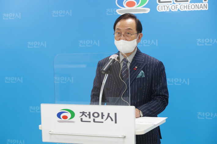 박상돈 천안시장이 29일 천안형 환승할인제와 관련해 설명하고 있다. 천안시 제공