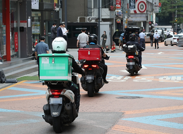배달 오토바이 노동자들이 배달을 하고 있다. 연합뉴스