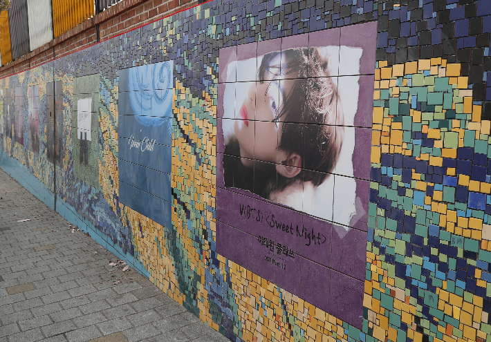 대구 서구 비산동 대성초등학교 담벼락에 설치된 방탄소년단 뷔 벽화. 대구 서구 제공