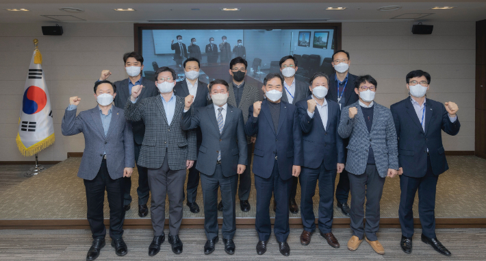 한국남부발전 이승우 사장(앞줄 왼쪽 세 번째)이 탄소중립 2045를 위한 전략을 선포하고 관계자와 기념촬영을 하고 있다. 남부발전 제공