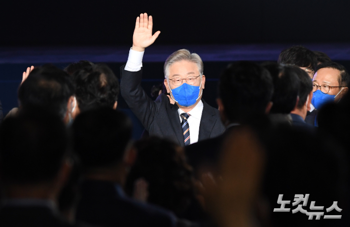 이재명 더불어민주당 대선 후보가 2일 오후 서울 송파구 방이동 서울올림픽공원 KSPO돔에서 열린 더불어민주당 대한민국대전환 제20대 대통령선거 선거대책위원회 출범식에 참석하며 당원들에게 인사하고 있다. 윤창원 기자