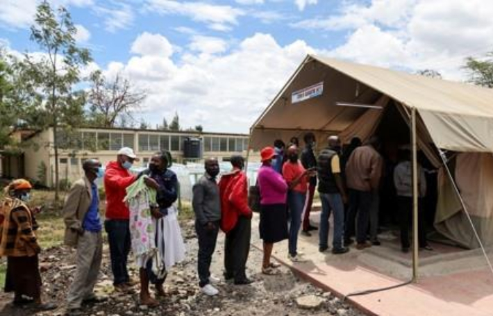 케냐 지방 도시 나록의 한 병원 공터에서 줄을 선 주민들. 연합뉴스