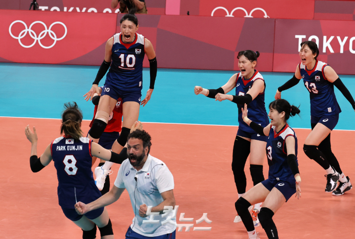 주장 김연경(10번)을 비롯한 한국 여자 배구 대표팀 선수들이 일본 도쿄 아리아케 아레나에서 열린 2020 도쿄올림픽 여자 배구 A조 4차전 일본과 경기에서 승리한 뒤 환호하고 있다. 올림픽사진공동취재단