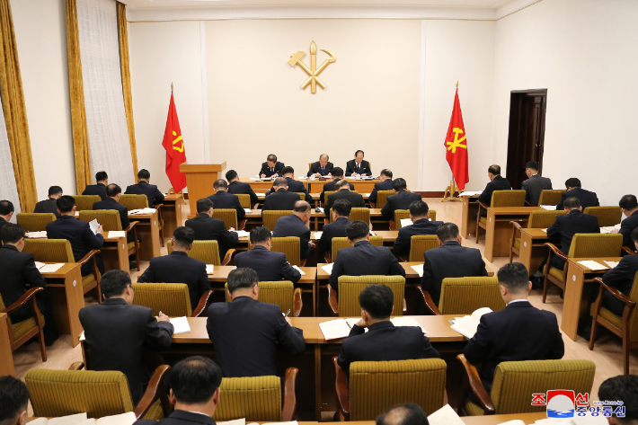 북한이 새해 국정 방향을 결정하는 노동당 전원회의에서 내년도 예산안 심의에 착수했다. 연합뉴스