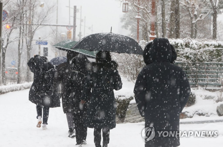 전북 전주시 완산구 효자동의 한 인도에서 시민들이 출근을 서두르고 있다. 연합뉴스