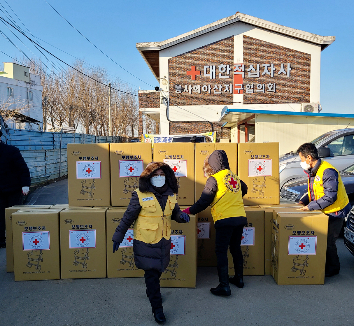 충남적십자사 보행보조차 지원. 충남적십자사 제공