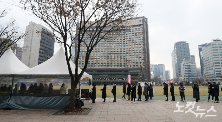 코로나19 선별진료소에서 시민들이 검사를 받기 위해 줄 서 있다. 이한형 기자